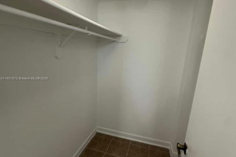 Condo in Miami, Florida, 1 bedroom № 1975804 - photo 10