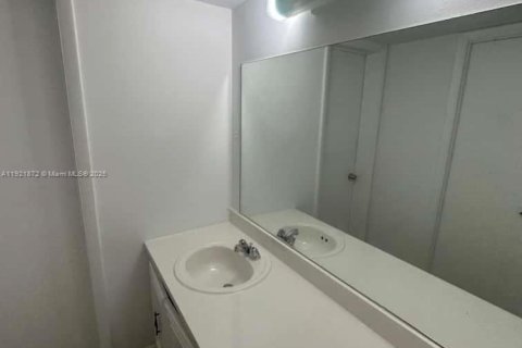 Condo in Miami, Florida, 1 bedroom № 1975804 - photo 11