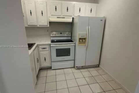 Condo in Miami, Florida, 1 bedroom № 1975804 - photo 4