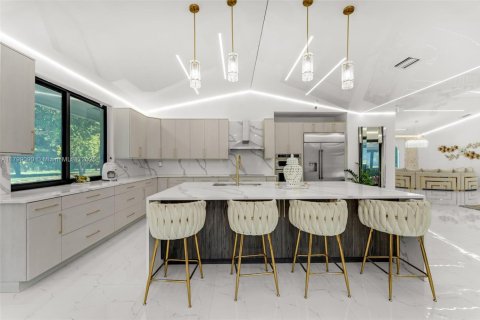 House in Miami, Florida 5 bedrooms, 408.4 sq.m. № 1685692 - photo 13