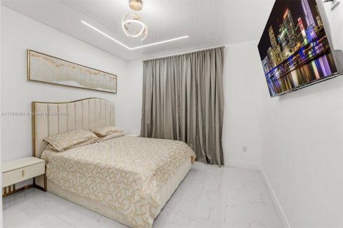 House in Miami, Florida 5 bedrooms, 408.4 sq.m. № 1685692 - photo 30