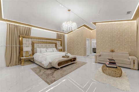 House in Miami, Florida 5 bedrooms, 408.4 sq.m. № 1685692 - photo 18