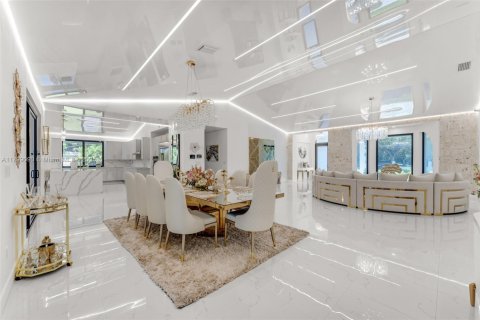 House in Miami, Florida 5 bedrooms, 408.4 sq.m. № 1685692 - photo 8