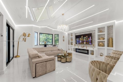 House in Miami, Florida 5 bedrooms, 408.4 sq.m. № 1685692 - photo 14