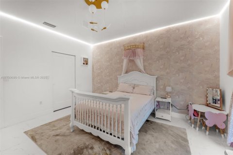 House in Miami, Florida 5 bedrooms, 408.4 sq.m. № 1685692 - photo 29