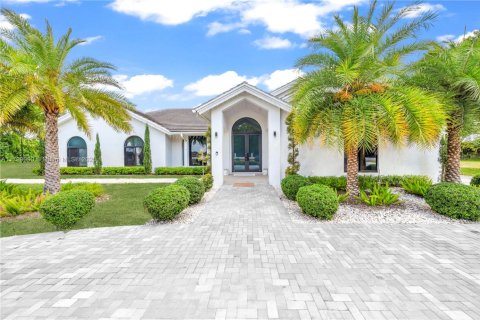 House in Miami, Florida 5 bedrooms, 408.4 sq.m. № 1685692 - photo 1
