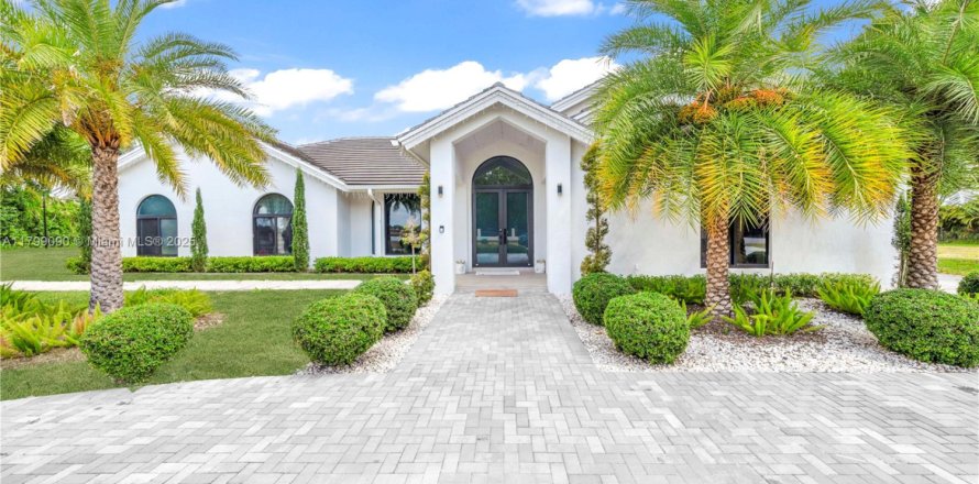 Casa en Miami, Florida 5 dormitorios, 408.4 m2 № 1685692