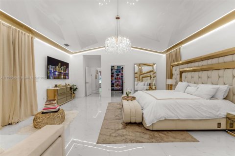 House in Miami, Florida 5 bedrooms, 408.4 sq.m. № 1685692 - photo 20