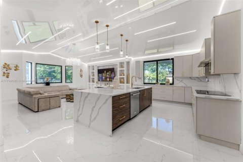 House in Miami, Florida 5 bedrooms, 408.4 sq.m. № 1685692 - photo 11