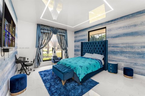 House in Miami, Florida 5 bedrooms, 408.4 sq.m. № 1685692 - photo 26