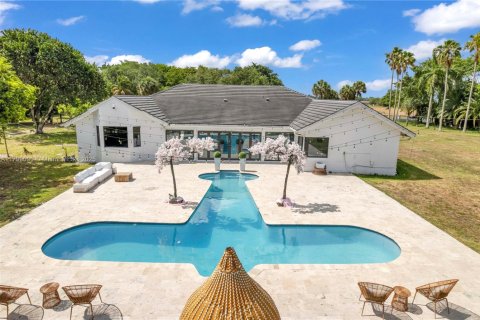 House in Miami, Florida 5 bedrooms, 408.4 sq.m. № 1685692 - photo 3