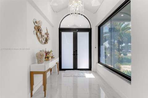 House in Miami, Florida 5 bedrooms, 408.4 sq.m. № 1685692 - photo 5