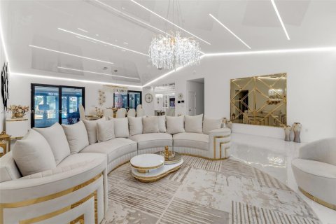 House in Miami, Florida 5 bedrooms, 408.4 sq.m. № 1685692 - photo 7