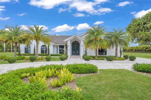 House in Miami, Florida 5 bedrooms, 408.4 sq.m. № 1685692 - photo 2