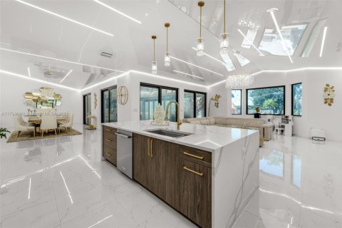 House in Miami, Florida 5 bedrooms, 408.4 sq.m. № 1685692 - photo 12
