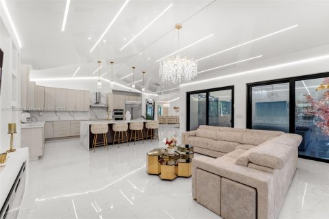 House in Miami, Florida 5 bedrooms, 408.4 sq.m. № 1685692 - photo 16