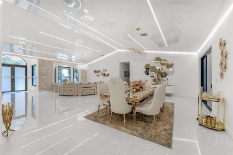 House in Miami, Florida 5 bedrooms, 408.4 sq.m. № 1685692 - photo 9