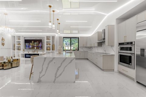 House in Miami, Florida 5 bedrooms, 408.4 sq.m. № 1685692 - photo 10