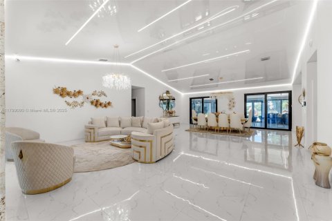 House in Miami, Florida 5 bedrooms, 408.4 sq.m. № 1685692 - photo 6
