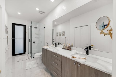 House in Miami, Florida 5 bedrooms, 408.4 sq.m. № 1685692 - photo 17