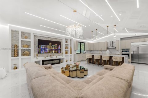 House in Miami, Florida 5 bedrooms, 408.4 sq.m. № 1685692 - photo 15