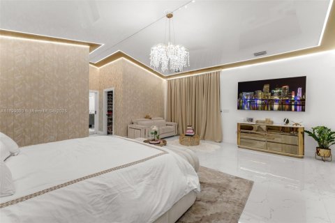 House in Miami, Florida 5 bedrooms, 408.4 sq.m. № 1685692 - photo 19