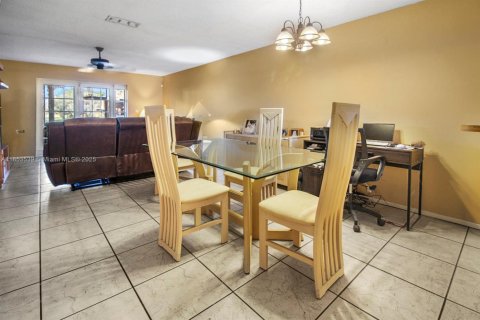 Copropriété à vendre à Pembroke Pines, Floride: 2 chambres, 112.78 m2 № 1928556 - photo 7