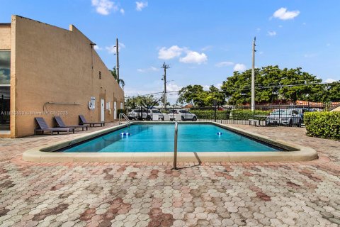 Copropriété à vendre à Pembroke Pines, Floride: 2 chambres, 112.78 m2 № 1928556 - photo 25