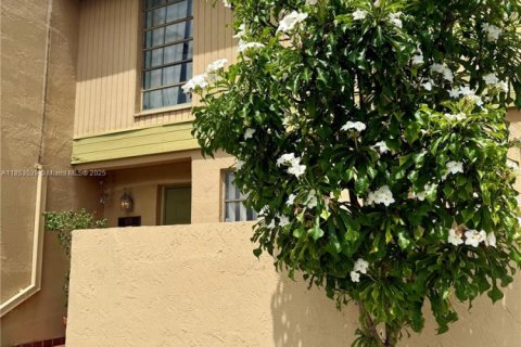 Copropriété à vendre à Pembroke Pines, Floride: 2 chambres, 112.78 m2 № 1928556 - photo 2