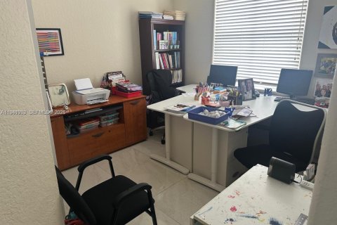 Снять в аренду виллу или дом в Уэстон, Флорида 6 спален, 305.83м2, № 1998783 - фото 22