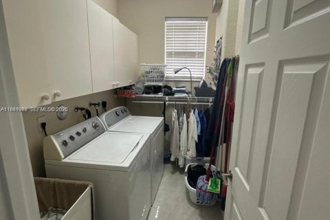 Снять в аренду виллу или дом в Уэстон, Флорида 6 спален, 305.83м2, № 1998783 - фото 23