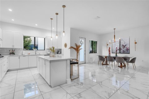 Casa en alquiler en Doral, Florida, 4 dormitorios, 265.98 m2 № 1982675 - foto 6