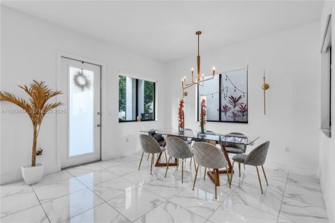 Casa en alquiler en Doral, Florida, 4 dormitorios, 265.98 m2 № 1982675 - foto 4