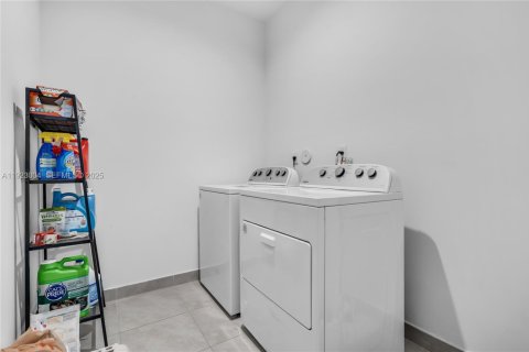 Casa en alquiler en Doral, Florida, 4 dormitorios, 265.98 m2 № 1982675 - foto 27