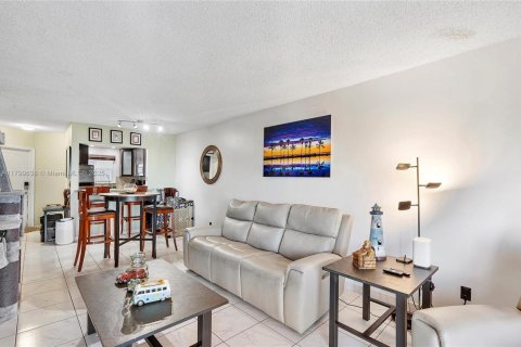 Copropriété à vendre à Hialeah, Floride: 2 chambres, 98.29 m2 № 1864509 - photo 6