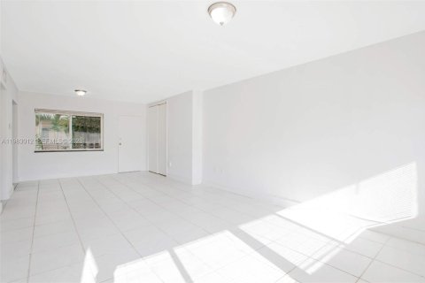 Copropriété à louer à Bay Harbor Islands, Floride: 1 chambre, 81.94 m2 № 2023964 - photo 4