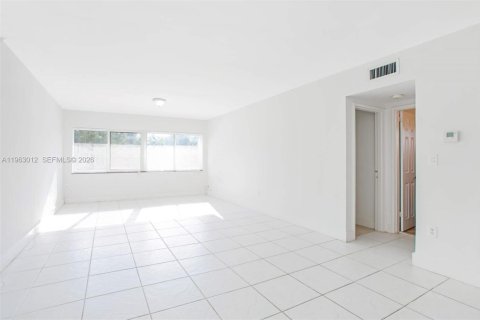 Copropriété à louer à Bay Harbor Islands, Floride: 1 chambre, 81.94 m2 № 2023964 - photo 2