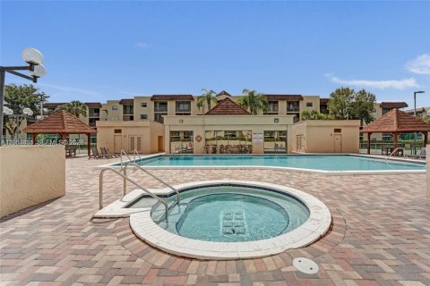 Condo in Plantation, Florida, 2 bedrooms  № 2068221 - photo 16