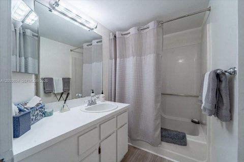 Condo in Plantation, Florida, 2 bedrooms  № 2068221 - photo 7