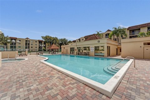 Condo in Plantation, Florida, 2 bedrooms  № 2068221 - photo 17