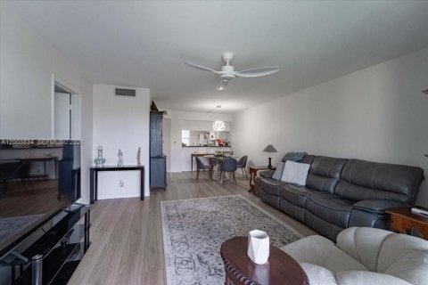 Condo in Plantation, Florida, 2 bedrooms  № 2068221 - photo 3