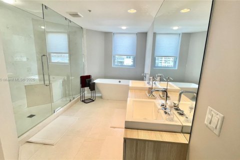 Copropriété à vendre à North Miami Beach, Floride: 2 chambres, 135.54 m2 № 1983197 - photo 25