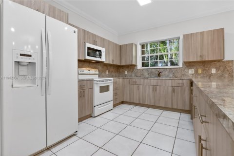 Casa en venta en Miami, Florida, 4 dormitorios, 213.3 m2 № 1999497 - foto 11