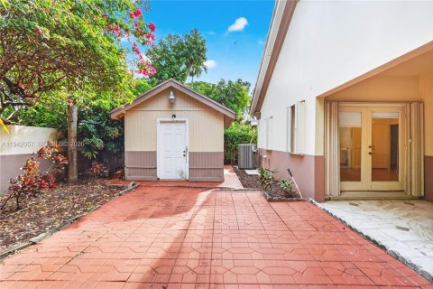 Casa en venta en Miami, Florida, 4 dormitorios, 213.3 m2 № 1999497 - foto 23