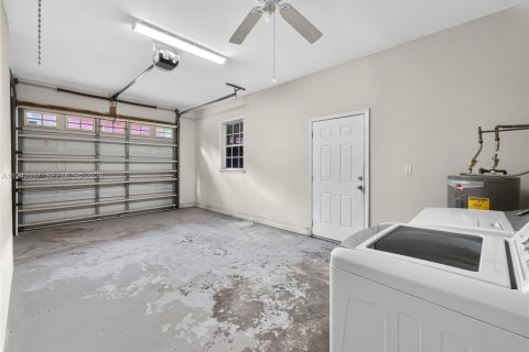 Casa en venta en Miami, Florida, 4 dormitorios, 213.3 m2 № 1999497 - foto 24