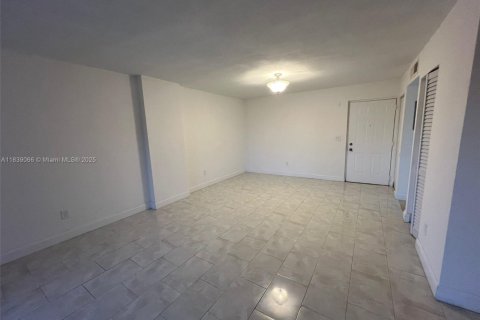 Condo in Cutler Bay, Florida, 1 bedroom  № 1825735 - photo 16