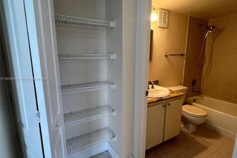 Condo in Cutler Bay, Florida, 1 bedroom  № 1825735 - photo 13