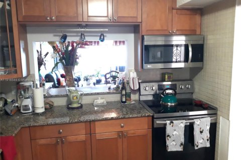 Condo in Hallandale Beach, Florida, 2 bedrooms  № 1971923 - photo 3