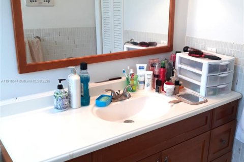 Condo in Hallandale Beach, Florida, 2 bedrooms  № 1971923 - photo 14