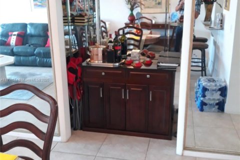 Condo in Hallandale Beach, Florida, 2 bedrooms  № 1971923 - photo 9
